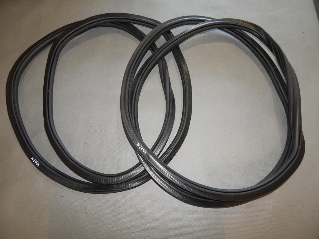 AUDI A4 B8 USZCZELKA DRZWI TYŁ 8K9833721E