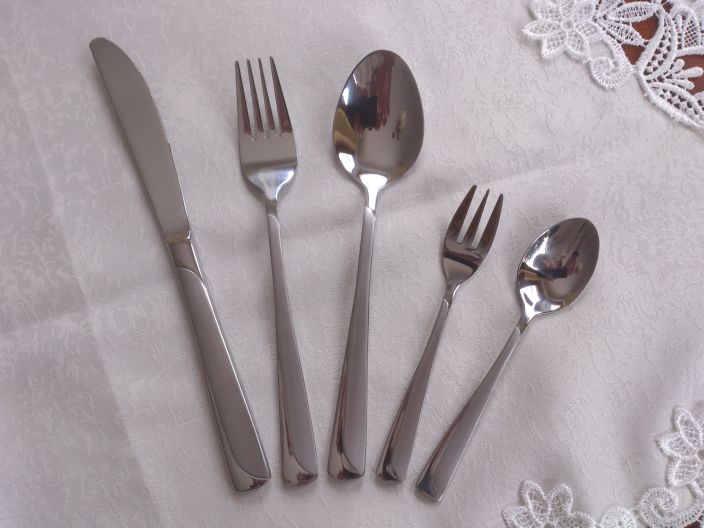 SZTUĆCE SATYNA 72el. walizka wzory HOFFNER Linia SATYNA