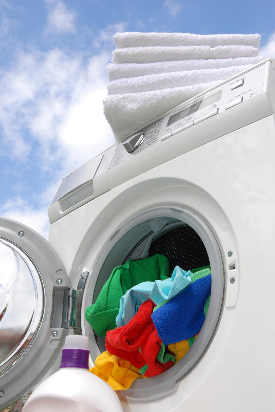 Laundry cleaning. Стиральная машинка с бельем. Стиральная машина и чистое белье. Одежда в стиральной машине. Стиральная машина Laundry.