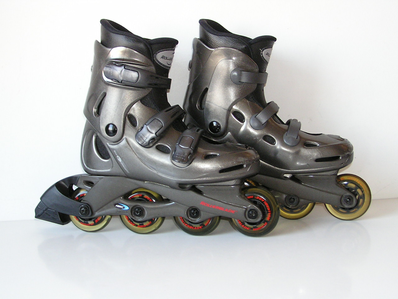 Старые ролики. Rollerblade 775300. Роликовые коньки Rollerblade Spiritblade RTL 2011. Роликовые коньки Rollerblade Spiritblade w 2012. Роликовые коньки Rollerblade Powerblade GTR 110 2014.