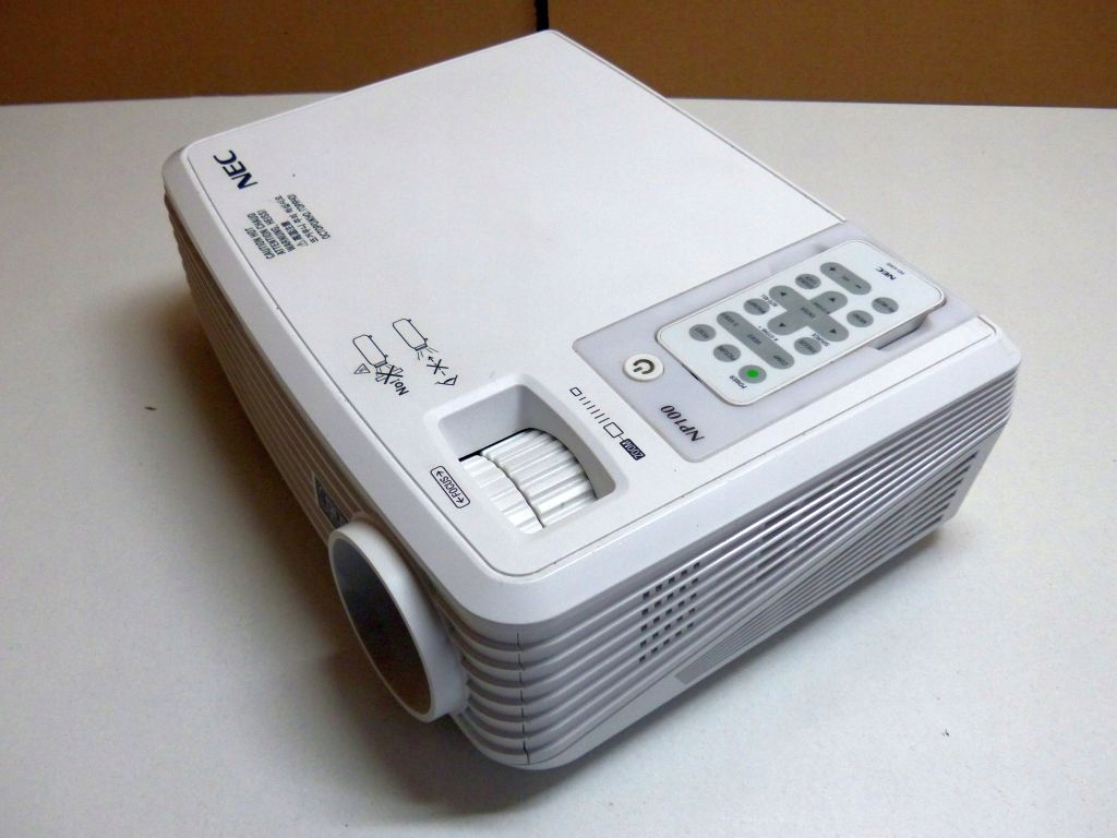 PROJEKTOR RZUTNIK NEC NP100 DLP 2000 ANSI PILOT Marka NEC
