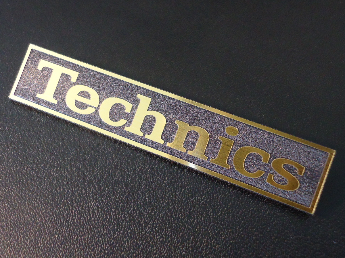 

402f Naklejka Technics Logo Złote wypukłe 68x13mm
