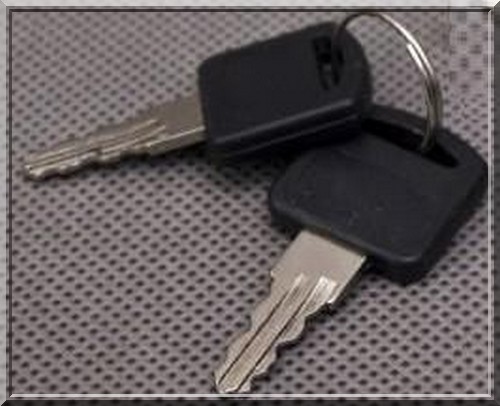 .:ZAMEK KWADRATOWY, MEBLOWY-2 KLUCZE, CHROM:. Długość 40 mm