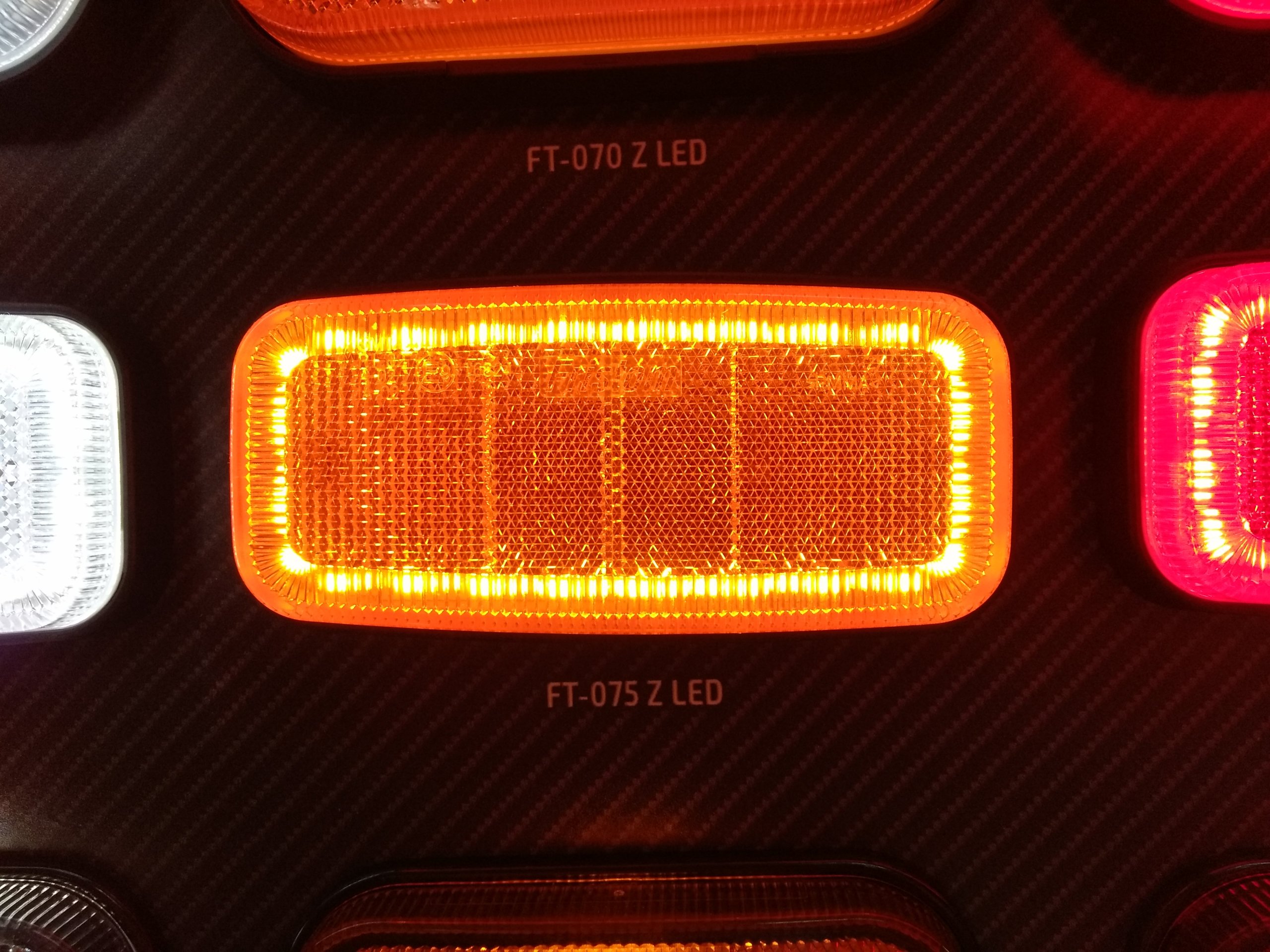 LAMPA LAMPKA OBRYSOWA DIODOWA LED 12/24V POMARAŃCZ Typ samochodu Samochody dostawcze Samochody ciężarowe Samochody kempingowe Autobusy Niezdefiniowany