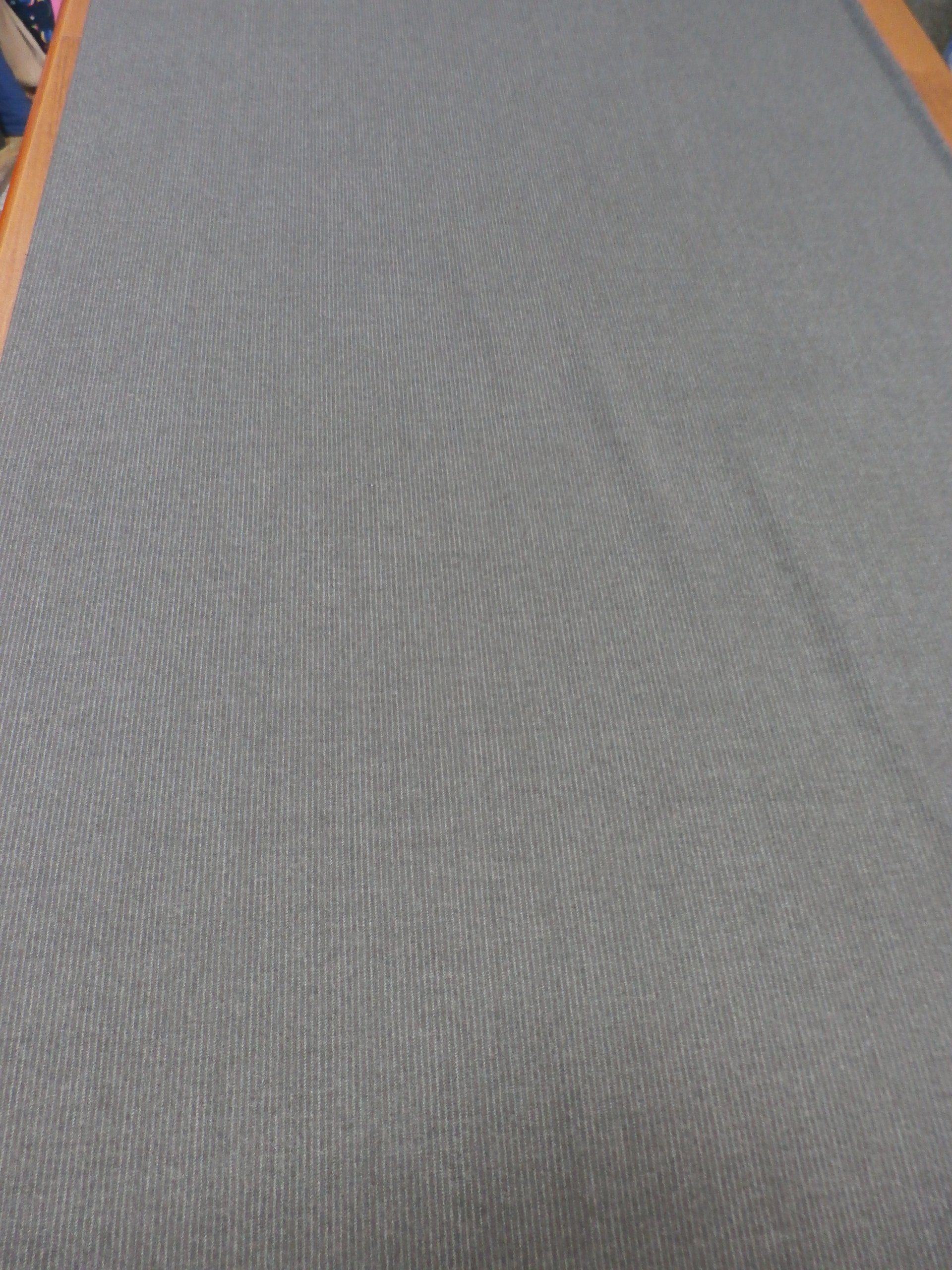 šedá žebrovaná vlna