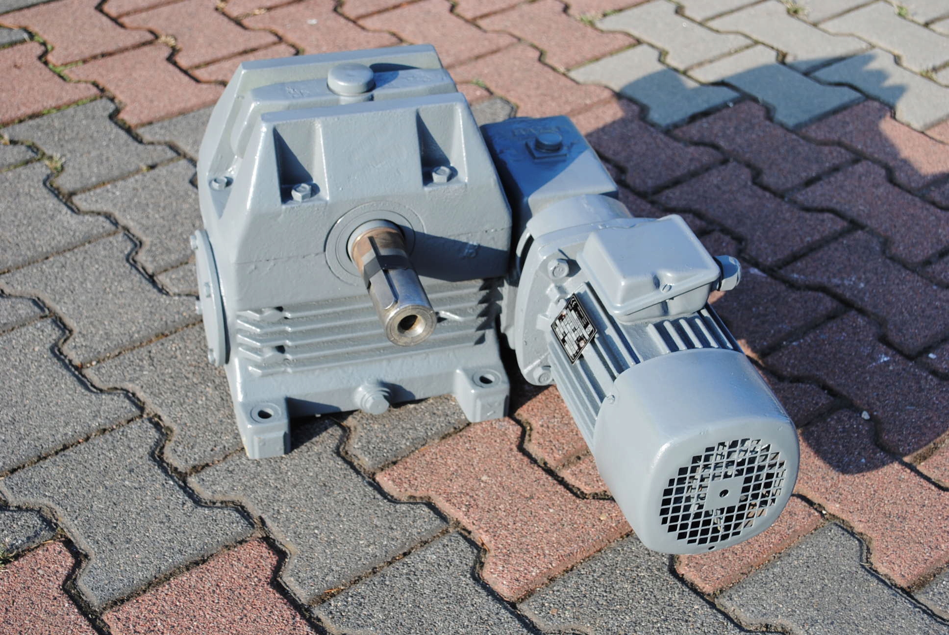 Motoreduktor kątowy 0.75kw. 5obr./min. Marka inny