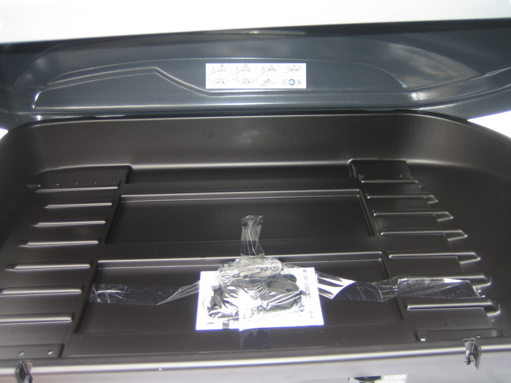 BOX dachowy 300 litrow 125cm czarny polysk mocny Opening unilateral