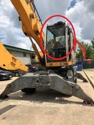 Szyba przednia górna Liebherr OEM 7028805 LAMINAT Producent części inny