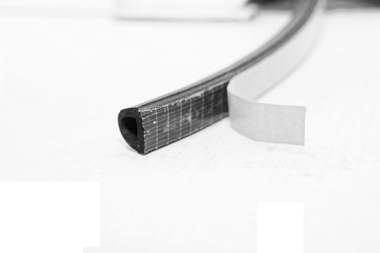 USZCZELKA GUMOWA Z KLEJEM DO OKIEN DRZWI typ-D Szerokość produktu 14 cm