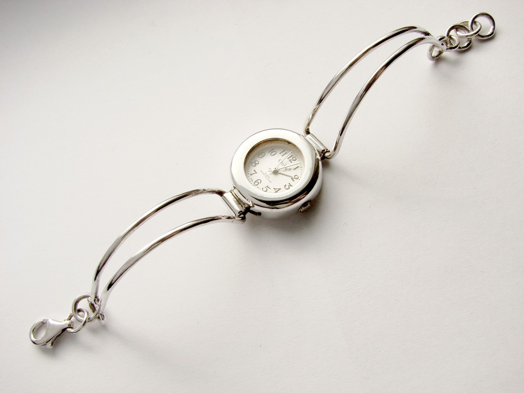 ZE SREBRA KOMUNIA REGULOWANA DŁUGOŚĆ ZEGAREK ETUI Kolor dominujący srebrny