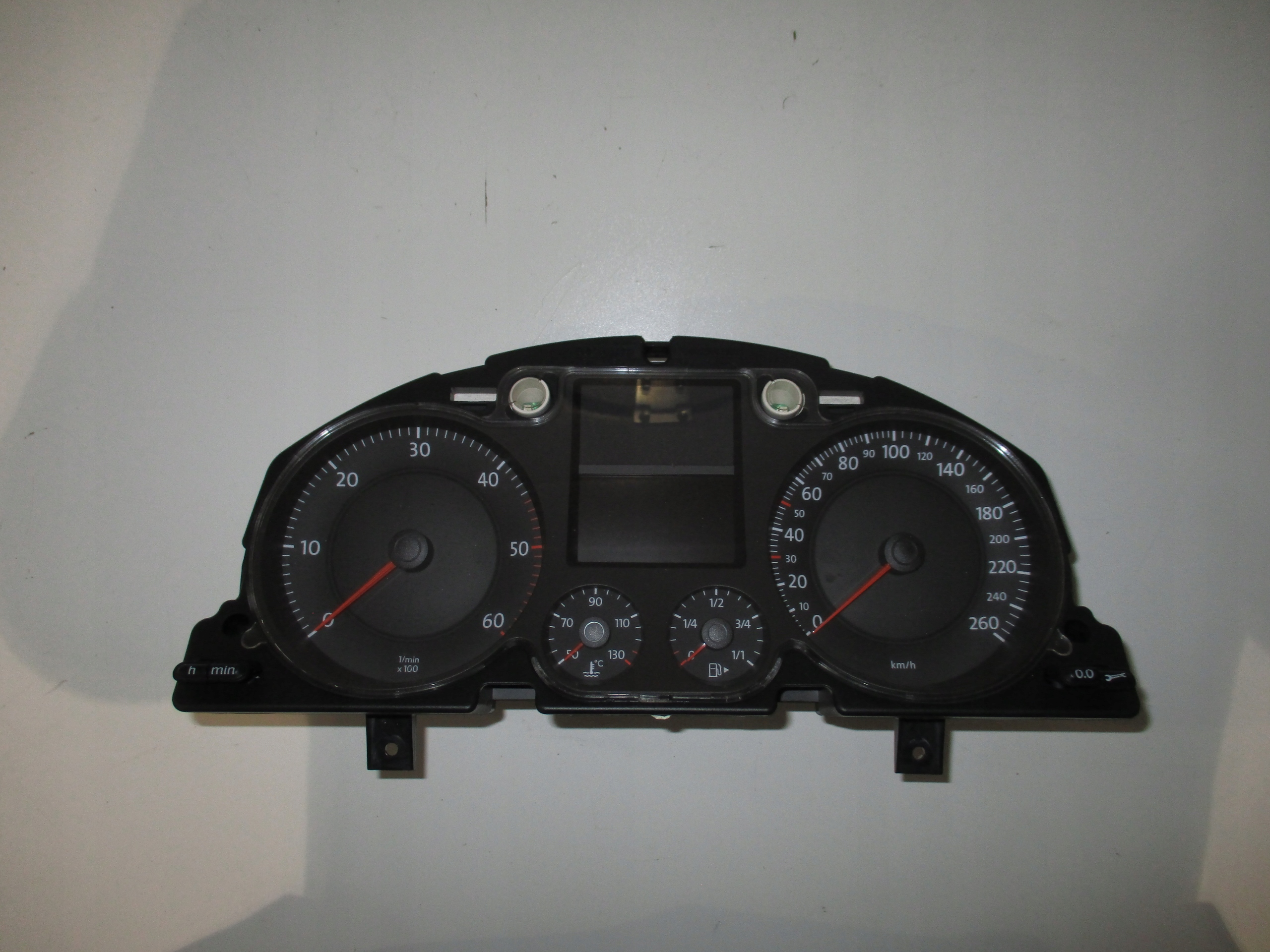 спидометр vw PASSAT B6 2,0 tdi 3C0920852