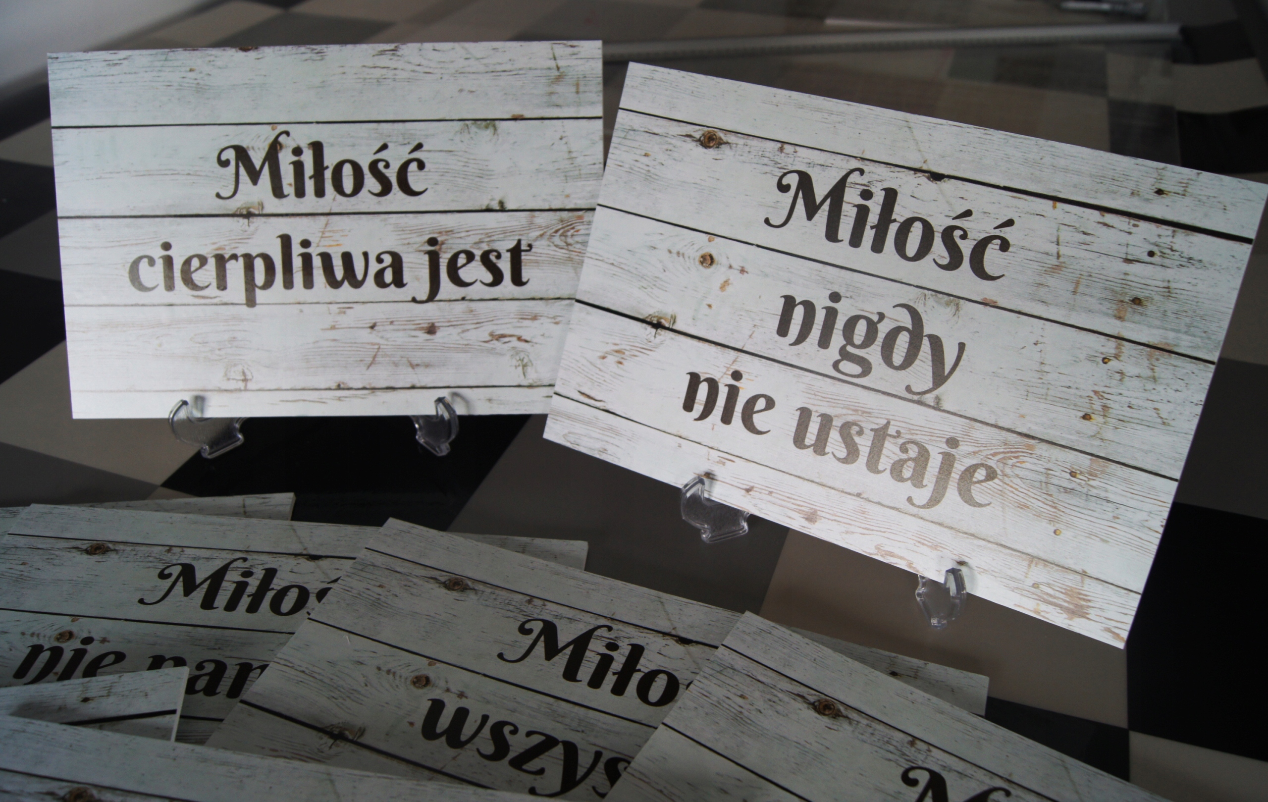 ZESTAW 12 TABLICZEK HYMN O MIŁOŚCI ŚLUB jasne Kolor dominujący odcienie szarości