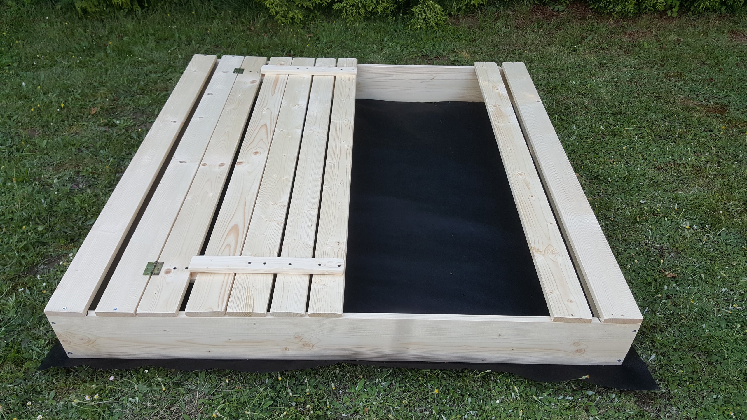 Piaskownica 150x150 ławeczki + stolik +GRATIS Rodzaj Drewniane