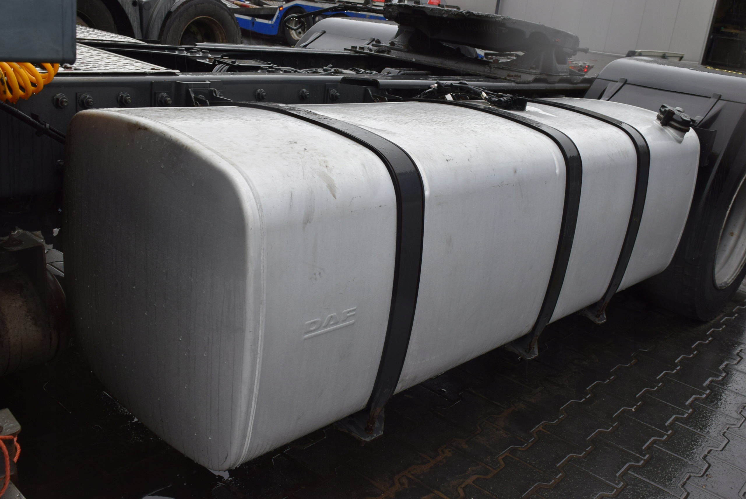 Даф 95 xf 430. Топливный бак 250 литров даф 45. Топливный бак даф 105 850 литров. Бак даф. Топливный бак камаз 420 литров.