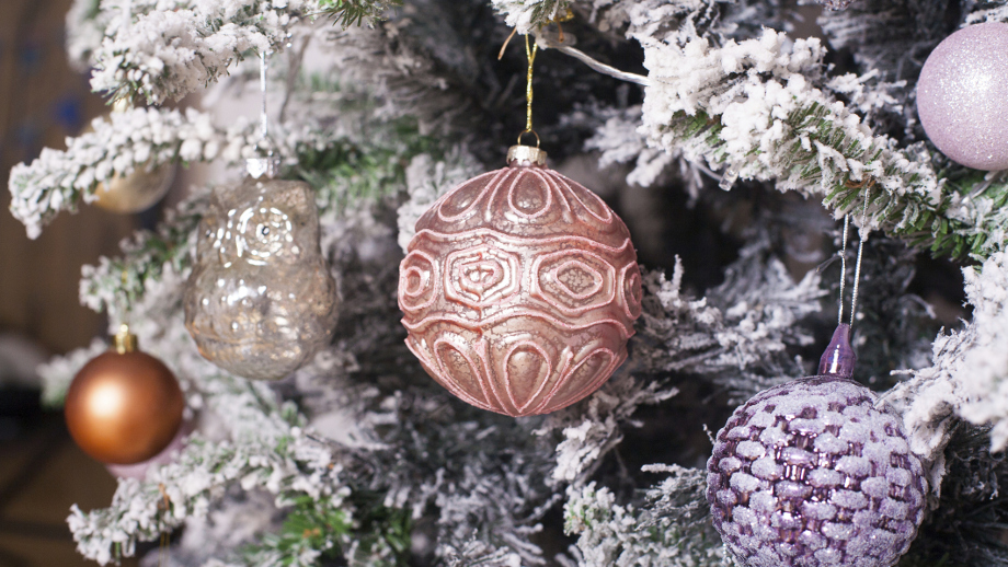 Ubieramy choinkę – najmodniejsze dekoracje świąteczne