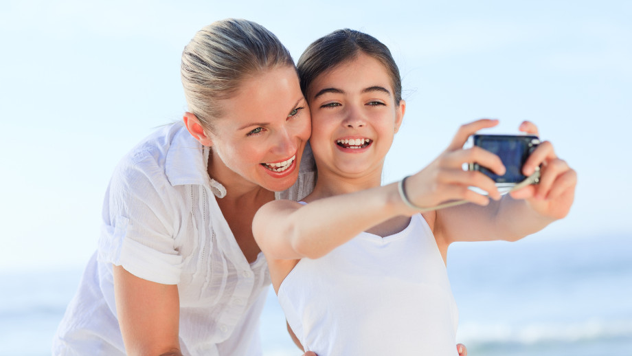 Young smiling hipster women taking selfie self. Taking a holiday. семья путешествует. путешествие. Taking a holiday.