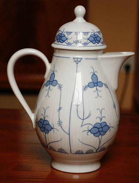 DZBANEK KAHLA NIEBIESKIE WZORKI BIAŁA PORCELANA