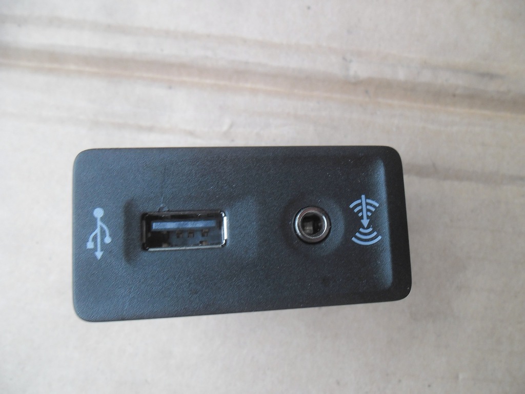 WEJSCIE GNIAZDO AUX IN USB VW GOLF VII 5G0035222