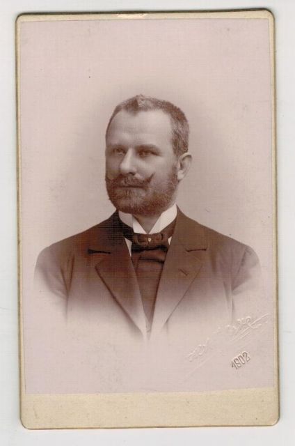 Portret mężczyzny z brodą - podkręcony wąs Fotogra