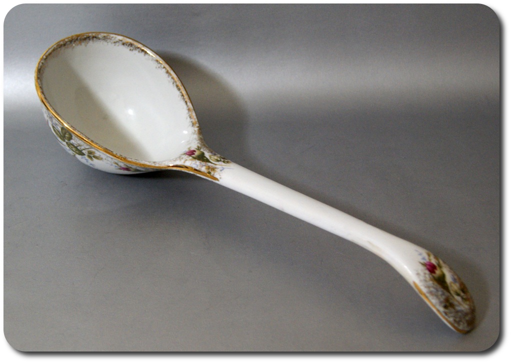 ŚLICZNA,STARA ŁYŻKA WAZOWA- CHOCHLA PORCELANOWA