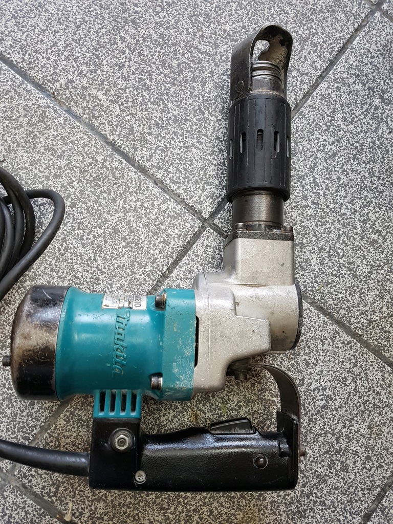 MŁOT UDAROWY MAKITA HM 0810