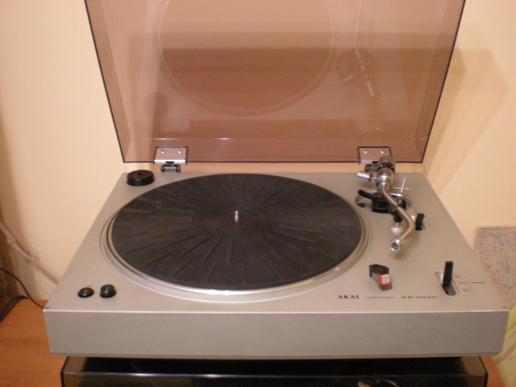 AKAI AP - 001  BELT DRIVE TURNTABLE