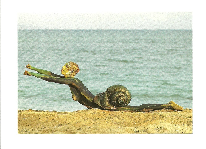 Pocztówka - Kobieta-ślimak morski na plaży ...