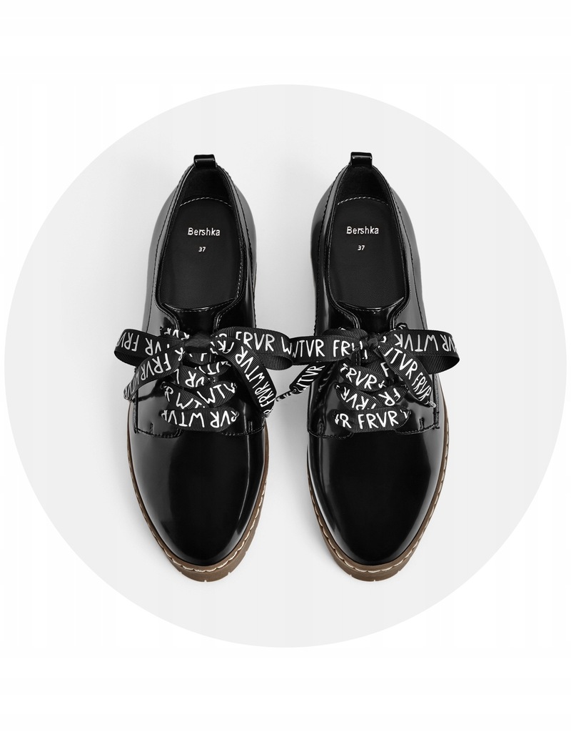 BERSHKA czarne lakierowane buty ozdobne sznurówki