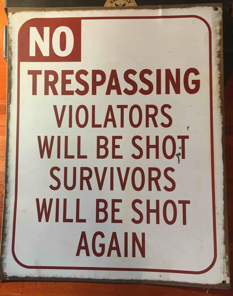 Metalowy plakat tabliczka No Trespassing Prezent