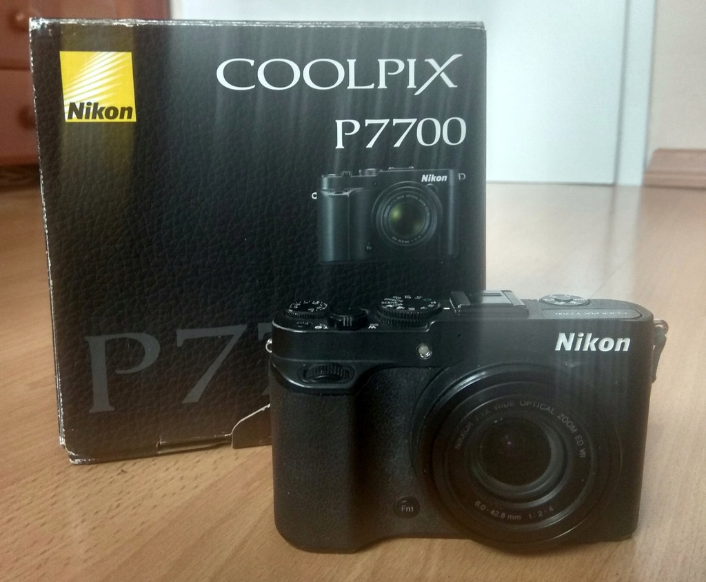 Aparat Nikon P7700 + PILOT, 2 baterie, stan BDB
