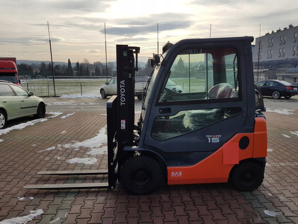 WÓZEK WIDŁOWY TOYOTA TONERO 15