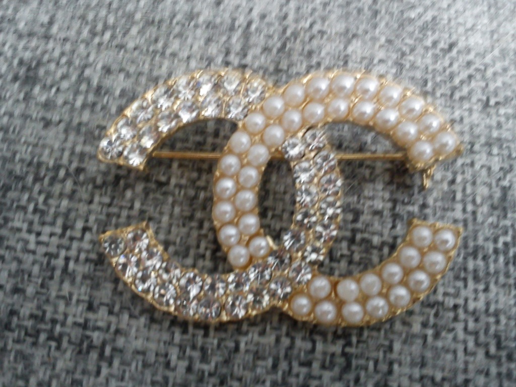 Chanel broszka złota z logo chanel