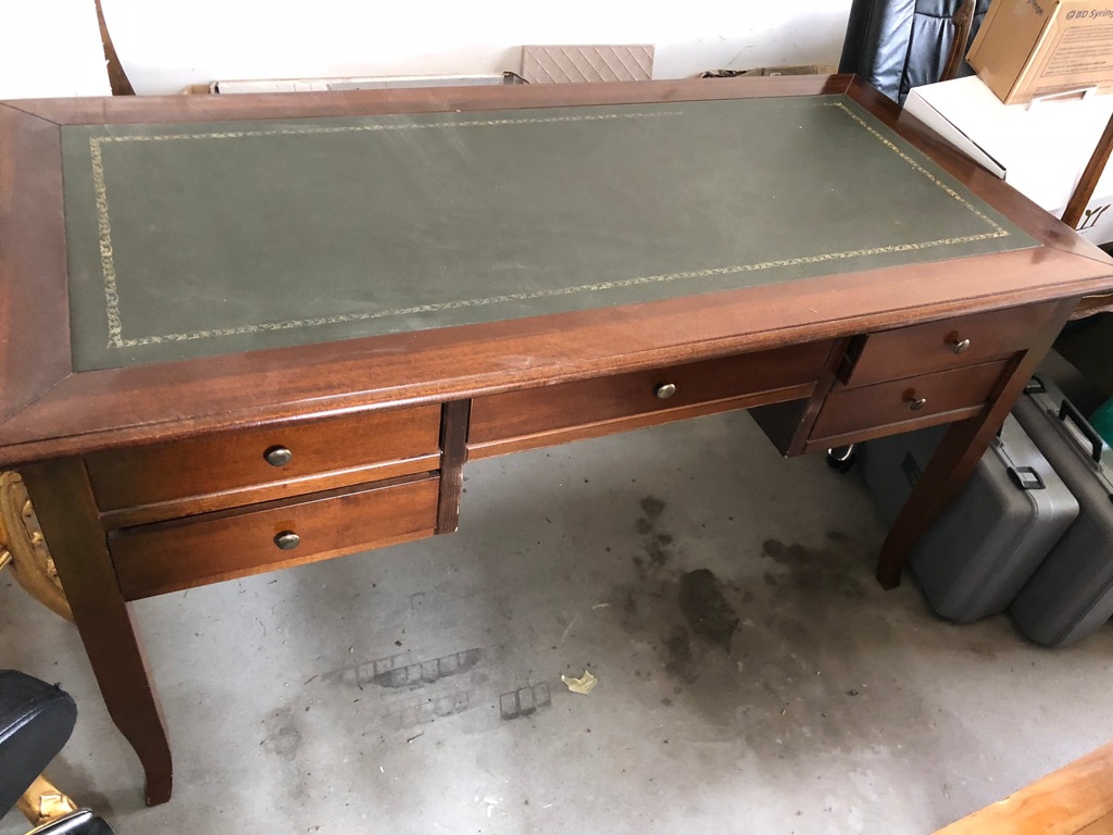 Zabytkowe biurko ze skórzanym blatem