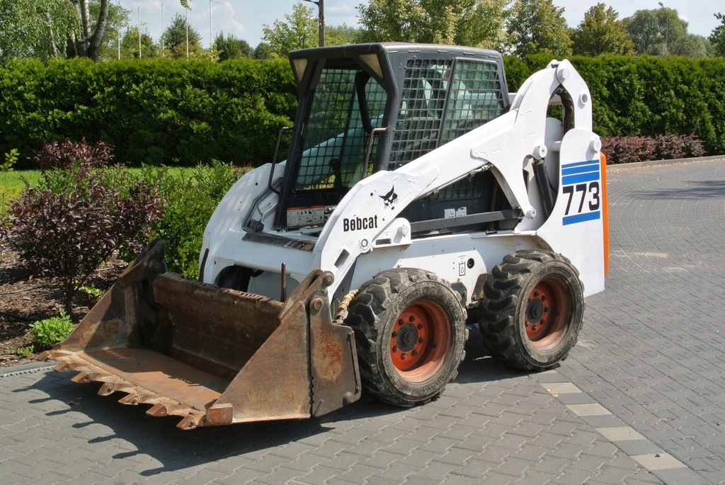 BOBCAT 773 akcesoria:łyżka + widły paletowe