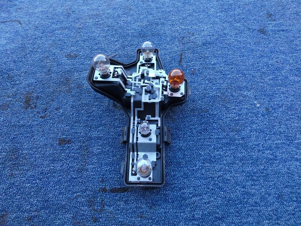 WKŁAD LAMPY ŻARÓWKI 1T0945258A VW TOURAN PRAWY TYŁ