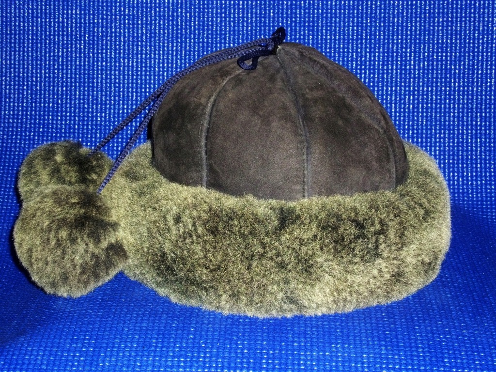 Futrzana czapka kożuch baranek z pomponami