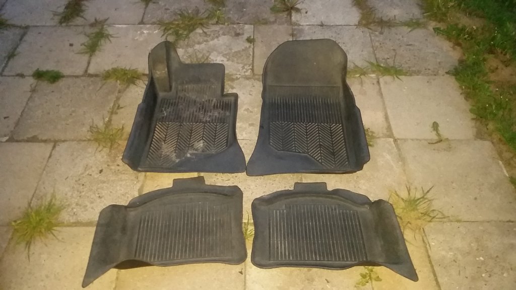 Dywaniki Gumowe Mercedes w 124 RARYTAS!!!!!!!!!!!!