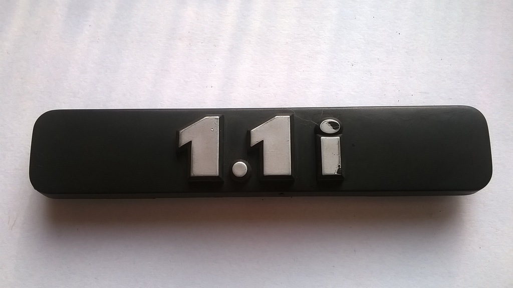 emblemat znaczek logo napis 1.1i 1,1 i 11,2/2,2 cm