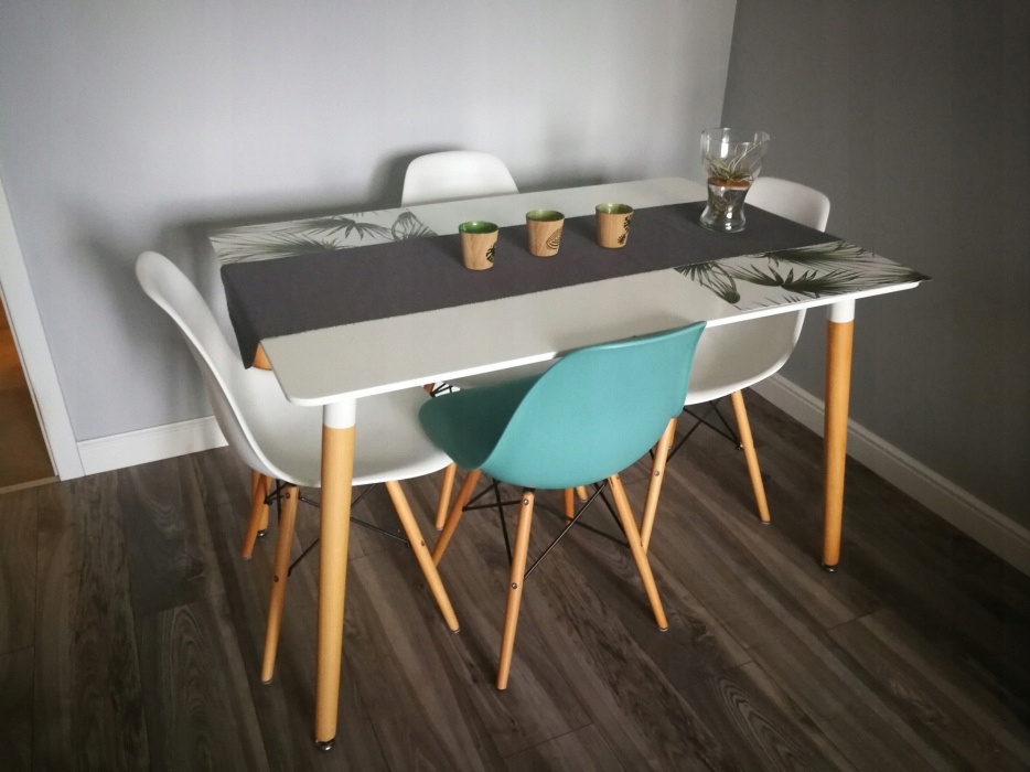 Stół z krzesłami skandynawski styl.