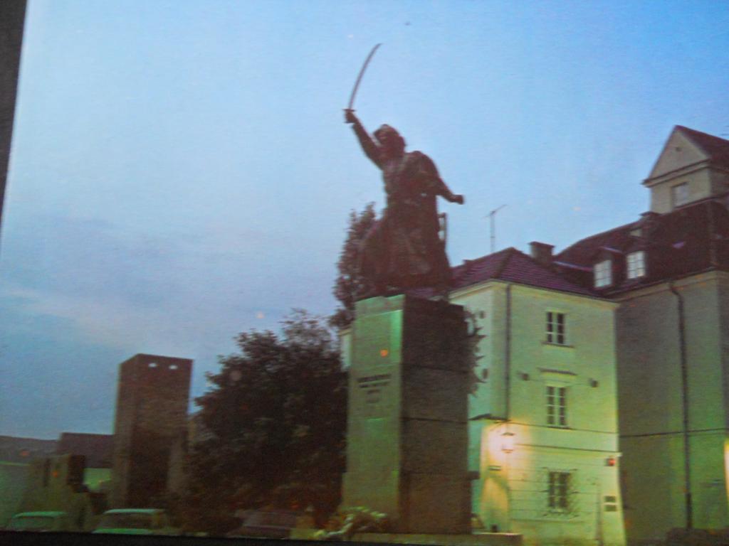 Warszawa - Pomnik Jana Kilińskiego wieczorem