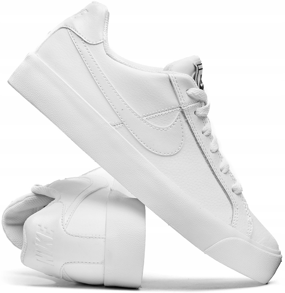 nike 2 different color shoes