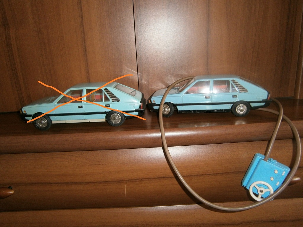 POLONEZ na pilota stara zabawka autko CZZ PRL nr.1