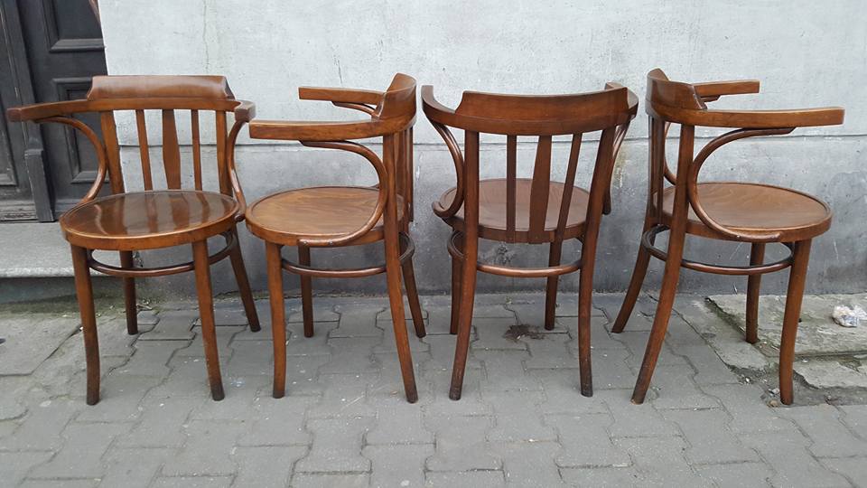 Drewniane krzesła z podłokietnikami typu THONET