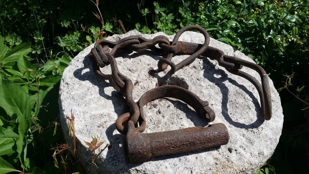stare solidne dyby kajdany kowalska robota unikat