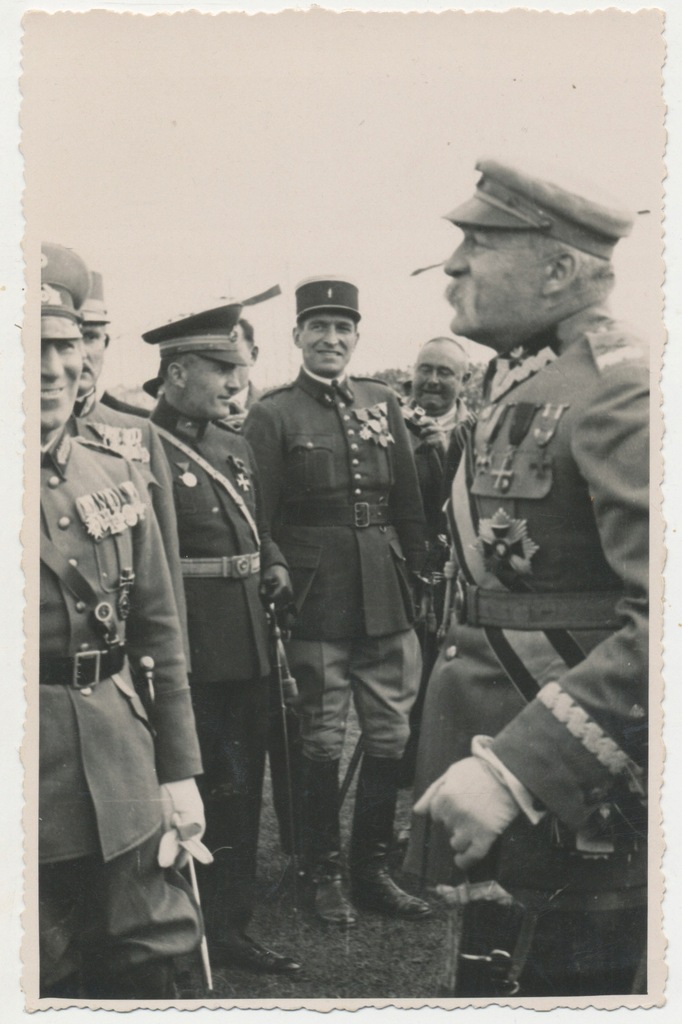 Józef Piłsudski i oficerowie. (521)