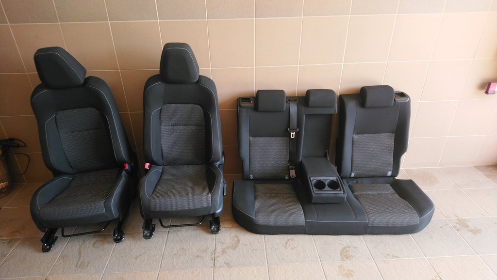 Fotele Toyota auris II kombi 2015 komplet 7323874985