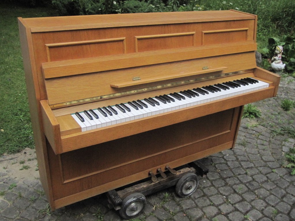 Pianino Legnica model M-100 B, 1987r. JASNY BRĄZ