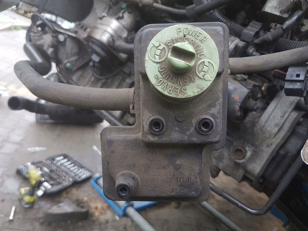 VW Polo 6N2 1.4 TDI zbiorniczek płynu wspomagania