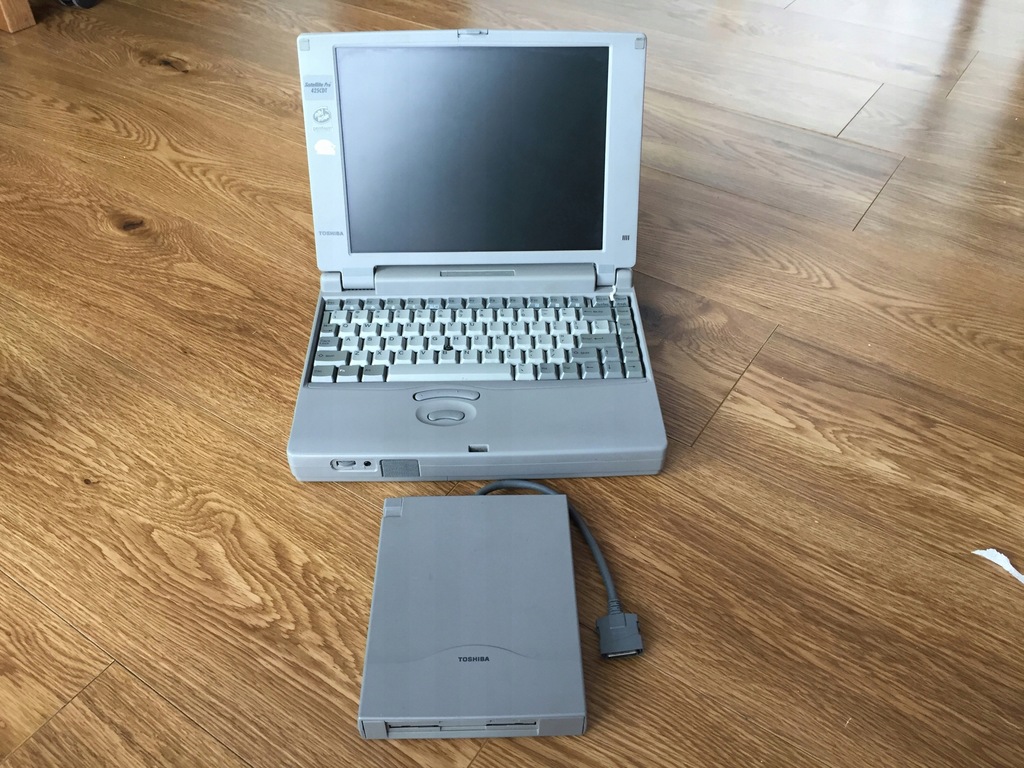 Retro Laptop Toshiba Satellite Pro 425CDT + Stacja