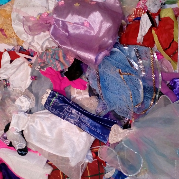 Duży zestaw ubranek dla lalek Barbie ok. 100 sztuk